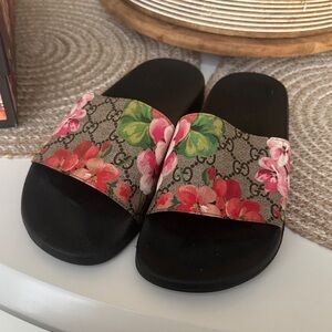 Gucci flora slides! Size 39